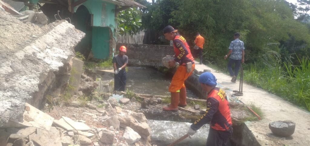 TPT Ambruk di Lembursitu Sukabumi, Satu Rumah Rusak dan Saluran Irigasi Tersumbat