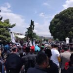 Ratusan Massa Garis Demo Balai Kota Sukabumi, Desak Realisasi Perda Miras Nol Persen