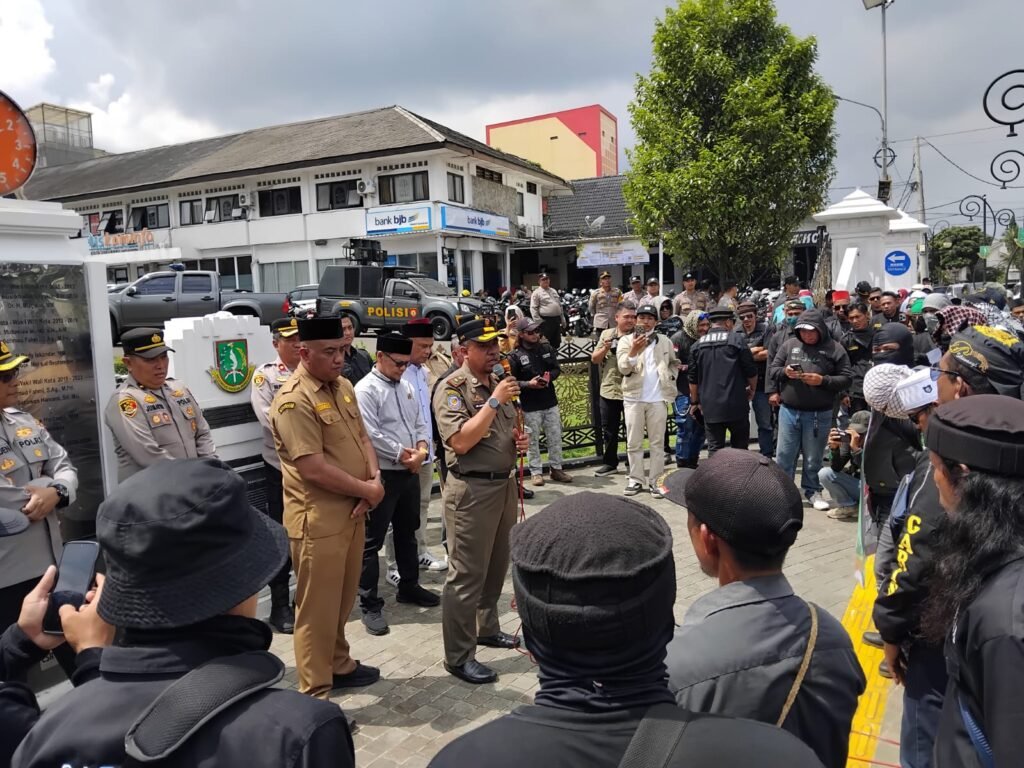 Di Depan Ratusan Pendemo, Kadis Satpol PP Sukabumi Komitmen Tegakkan Perda Miras Nol Persen