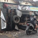 Diduga Akibat Jalan Rusak, Truk Muatan Kayu Terguling di Parungkuda Sukabumi