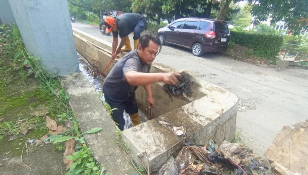 Tumpukan Sampah Sumbat Saluran Air di Jalan Prana,  BPBD Kota Sukabumi Gercep Bersihkan Cegah Banjir