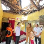 Miris! Rumah Ambruk Diterjang Hujan Ekstrem, Dua Bersaudara Bertahan dalam Keterbatasan