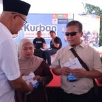 Bakrie Amanah Salurkan 14 Sapi Kurban untuk Sukabumi, Disertai Santunan Penyandang Disabilitas hingga Lansia