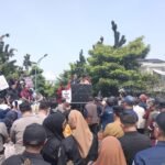 Seribuan Massa RT-RW Demo Balai Kota Sukabumi, Tuntut Wali Kota Minta Maaf dan Buka Dialog Terbuka
