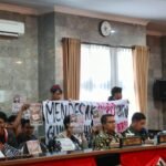 Mahasiswa Bentangkan Spanduk di Rapat Paripurna, DPRD Kota Sukabumi Didesak Gunakan Hak Angket