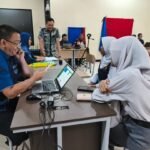 Disdukcapil Dekatkan Layanan, 120 Lebih Siswa SMAN 1 Sukabumi Rekam KTP-el
