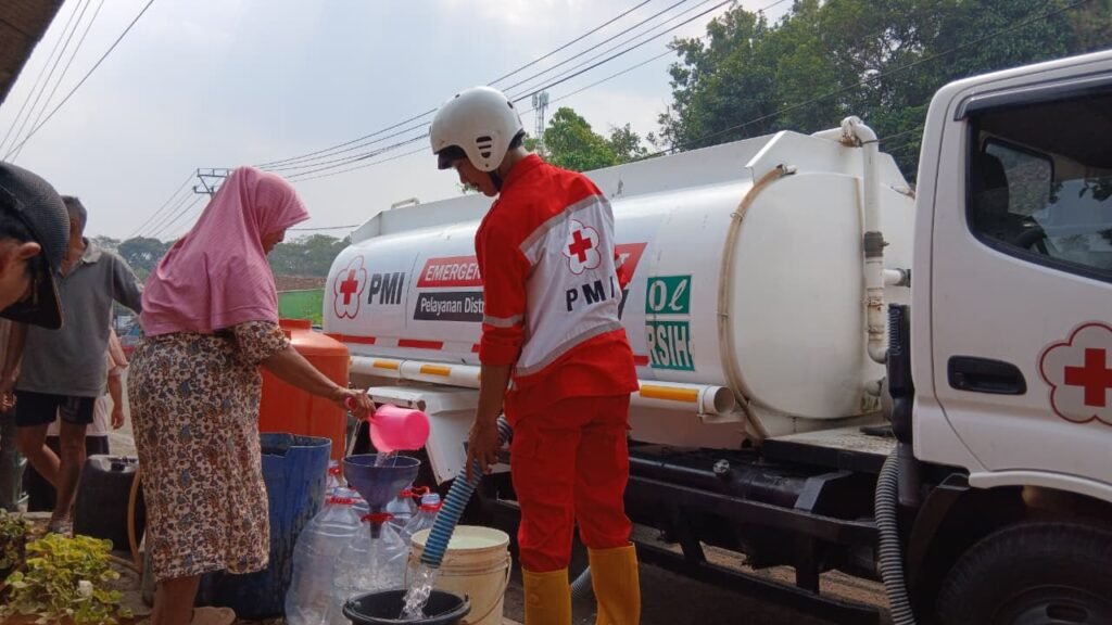 PMI Kota Sukabumi Salurkan Bantuan Air Bersih bagi Ratusan Keluarga Terdampak Kekeringan di Cikundul Hilir