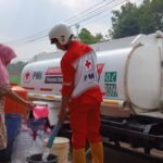 PMI Kota Sukabumi Salurkan Bantuan Air Bersih bagi Ratusan Keluarga Terdampak Kekeringan di Cikundul Hilir