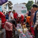 Warga Cikole Kota Sukabumi Kesulitan Air Bersih, PMI Turun Tangan Salurkan 5.000 Liter