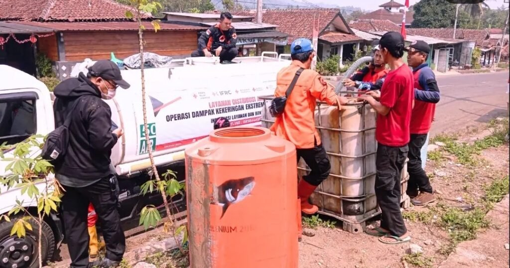 BPBD dan PMI Kota Sukabumi Salurkan 10.000 Liter Air Bersih ke 342 KK di Cikundul yang Terdampak Kekeringan