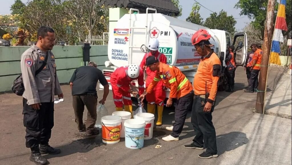 PMI Kota Sukabumi Salurkan 80.000 Liter Air Bersih ke Ratusan Warga Terdampak Kekeringan di Cibeureum Hiir