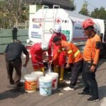 PMI Kota Sukabumi Salurkan 80.000 Liter Air Bersih ke Ratusan Warga Terdampak Kekeringan di Cibeureum Hiir