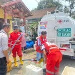 Jumat Berkah di Tengah Kemarau, PMI Sukabumi Kirim 10.000 Liter Air Bersih ke Cikundul