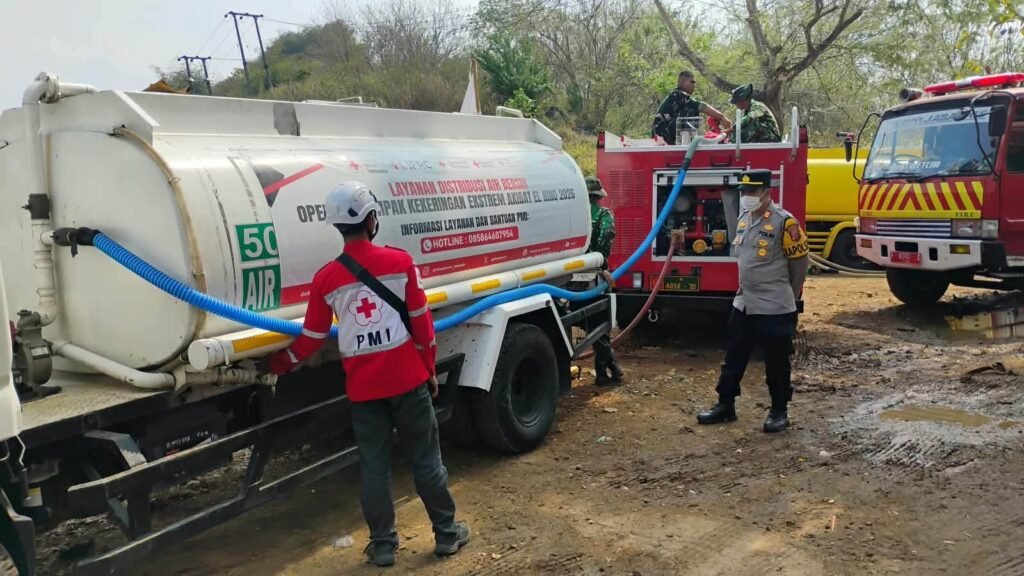 PMI Kota Sukabumi Kerahkan Relawan dan Tangki Air Bantu Padamkan Kebakaran TPA Cikundul