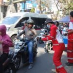 Abu Vulkanik Anak Krakatau Sampai Sukabumi, PMI Turun ke Jalan Bagikan 1.000 Masker