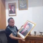 Terkait Putusan MK, Wakil Ketua DPRD Kota Sukabumi Rojab Asyari Turunkan Foto Gibran dari Ruang Kerja