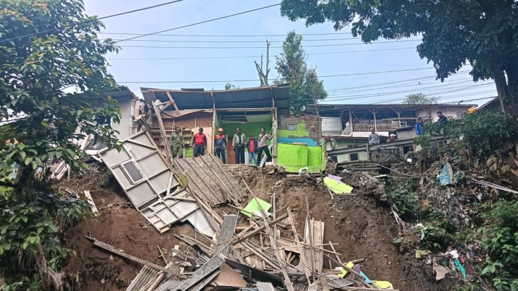Longsor di Bantaran Sungai Cipelang Sukabumi, Rumah Warga Rusak Berat